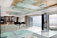 Salon contemporain avec vue panoramique et sol en verre