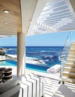 Terrasse et piscine avec vue sur l'océan