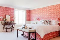 Chambre avec papier peint coloré