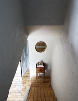 Vue vers le bas escalier blanchi à la chaux avec carrelage au sol