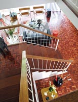 Découvre un escalier moderne pour ouvrir un espace de vie décloisonné avec parquet