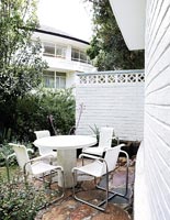 Salon de jardin blanc sur petite terrasse