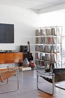 Disques vinyle sur des étagères dans la chambre avec des instruments de musique
