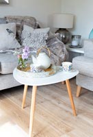 Plateau de thé sur une petite table dans le salon moderne