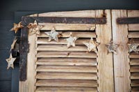 Volets en bois décorés d'étoiles