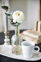Vaisselle blanche et vase avec fleur