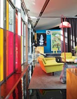 Fenêtres peintes de couleurs vives dans un espace de vie ouvert