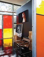 Chaise design vintage et œuvres d'art dans un salon moderne