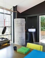 Cylindre en béton dans une cuisine industrielle moderne ouverte