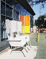 Grandes chaises en osier blanc dans le jardin de la cour contemporaine