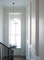 Siège de fenêtre sur palier d'escalier classique