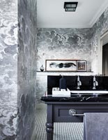 Papier peint à motifs nuage d'orage gris dans la salle de bain classique