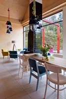 Espace de vie ouvert moderne avec table en bois et chaises vintage