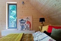 Chambre en bois avec des illustrations