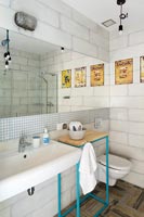 Salle de bain moderne blanche