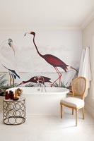 Salle de bain classique avec mur mural