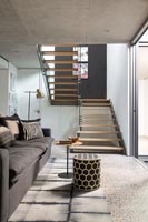 Salon et escalier modernes