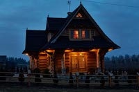 Maison en bois la nuit