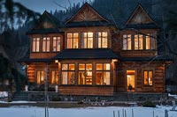 Villa de campagne en bois la nuit