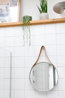Carrelage blanc détail miroir de salle de bain