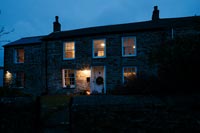 Cornish cottage la nuit décorée pour Noël
