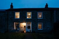 Cornish cottage la nuit décorée pour Noël