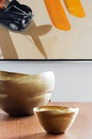 Vases d'or sur table en bois