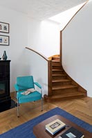 Escalier en bois et fauteuil turquoise