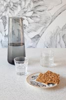 Cruche d'eau moderne et verres