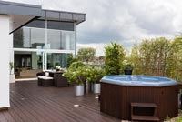 Terrasse moderne avec bain à remous