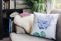 Coussin floral sur canapé
