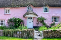 Jolie maison peinte en rose