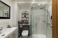 Salle de bain moderne avec cabine de douche incurvée