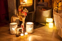 Bougies et lanternes devant un poêle à bois