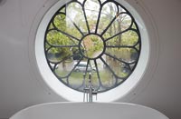 Vieille fenêtre d'église ronde dans la salle de bain