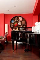 Salon rouge avec piano