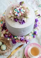 Gâteau de Pâques floral décoré