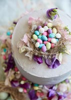 Gâteau de Pâques floral décoré