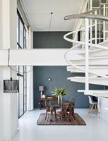 Salle à manger moderne avec escalier en colimaçon