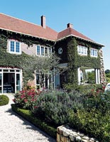 Maison classique et jardin