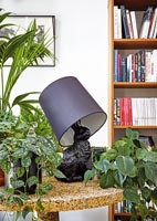 Lampe moderne avec des plantes d'intérieur