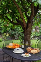 Fruits et gâteaux sur table de jardin