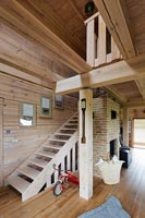 Escaliers et poutres en bois modernes
