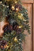 Détail de guirlande de Noël sur porte en bois