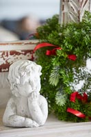 Chérubin et couronne sur cheminée - Décorations de Noël