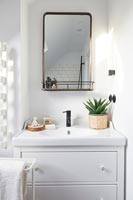 Miroir sur une commode dans une salle de bain moderne