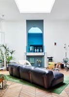 Salon moderne avec canapé en cuir incliné au centre
