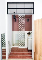 Mur texturé décoratif - écran de douche dans la salle de bain moderne