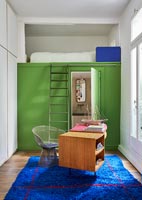Bureau à domicile moderne avec mur peint et échelle pour se coucher sur une petite mezzanine