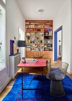 Bureau à domicile moderne avec étagères en bois